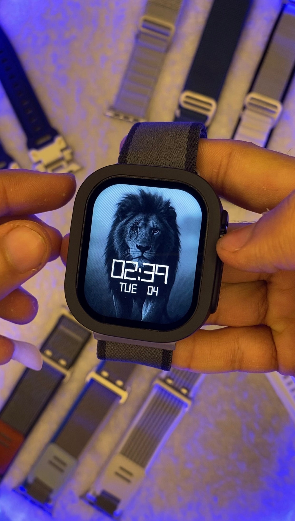 ساعه بشكل مميز جدا واوستيك قماش مختلف وجراب