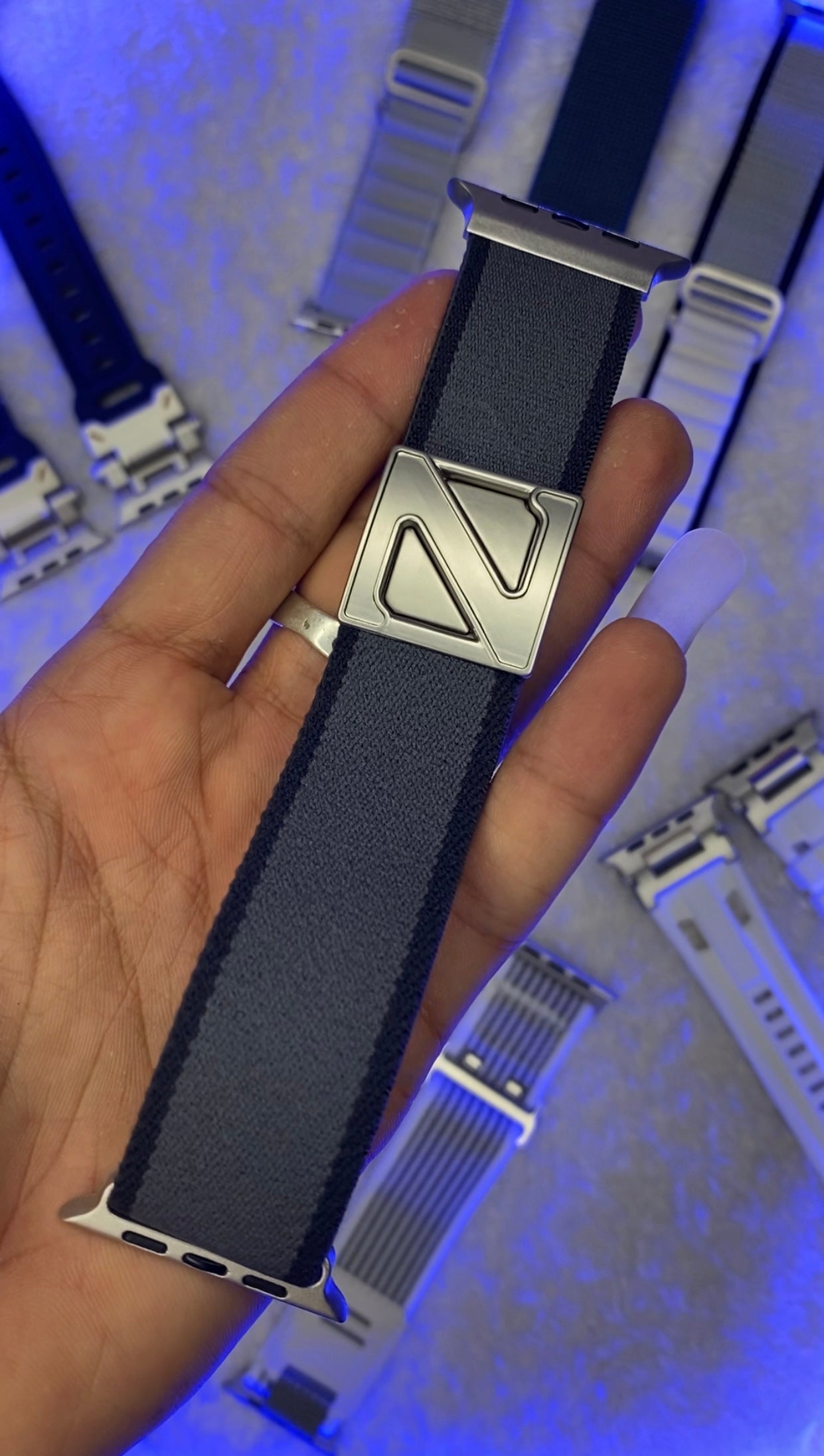 ساعه بشكل مميز جدا واوستيك قماش مختلف وجراب